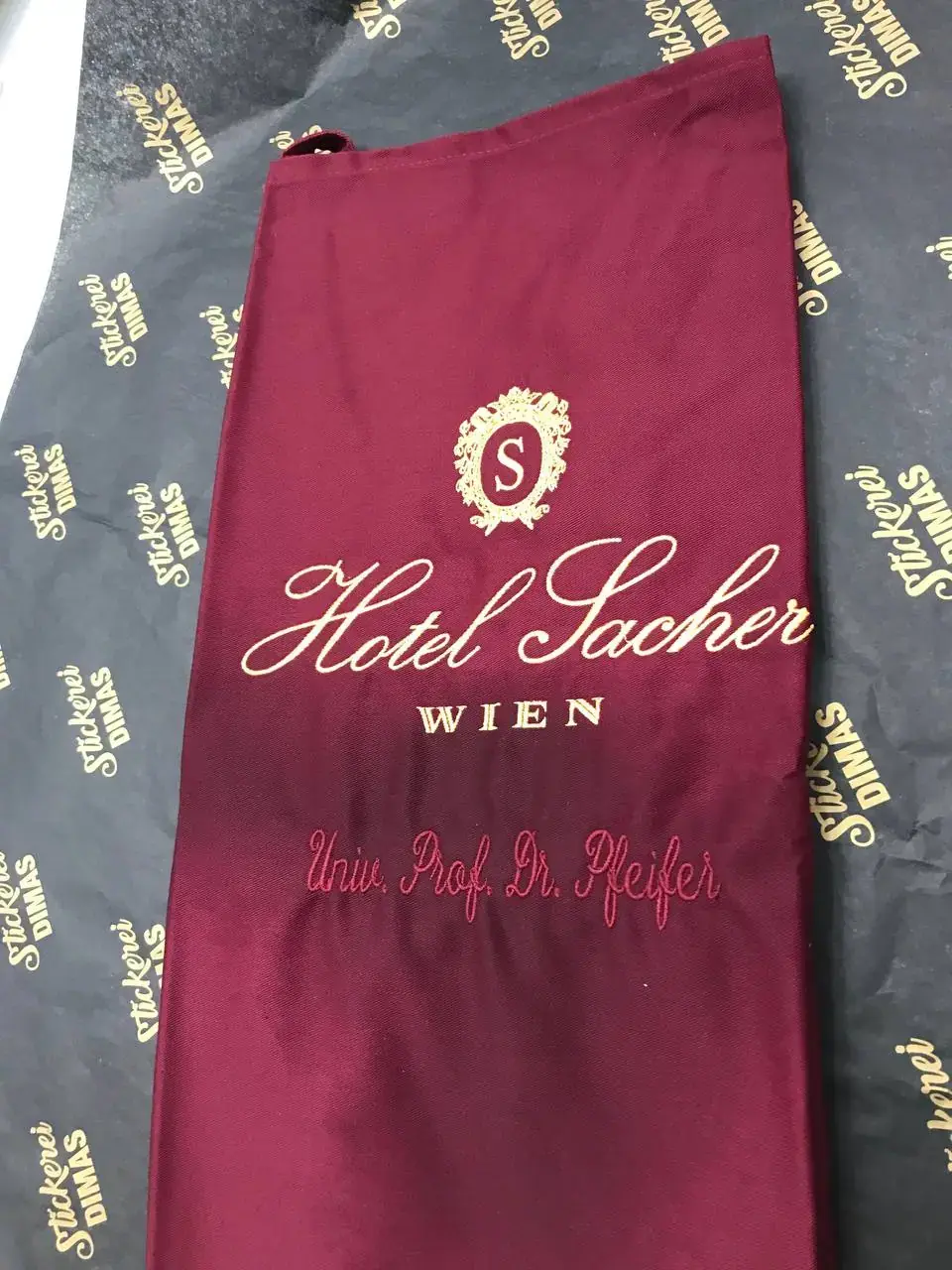 Bestickte Schürze für die Hotellerie